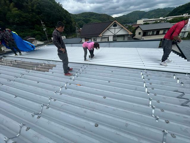 折板屋根のカバー工事