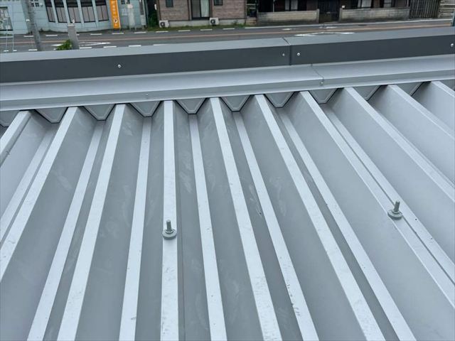 折板屋根の取り合い部分のエプロン面戸