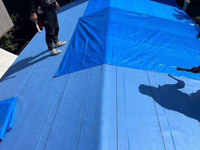 ルーフィング（防水紙）にブルーシートで雨養生