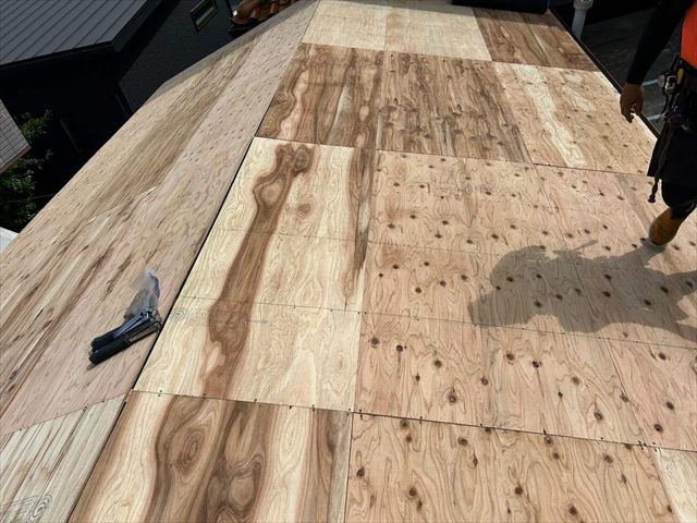 葺き替えでの野地板の増し張り