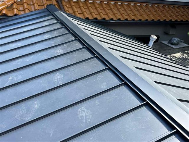屋根葺き替え施工後の金属屋根