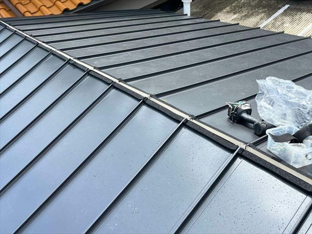 立平葺きで金属屋根材を施工