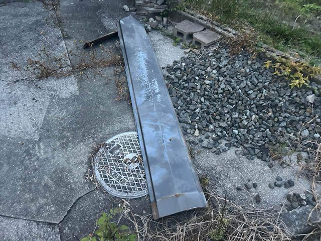 落下した棟板金