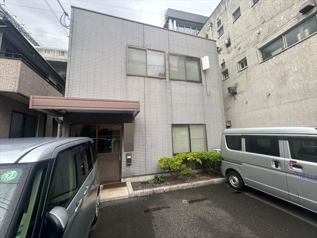 色褪せた外壁の建物