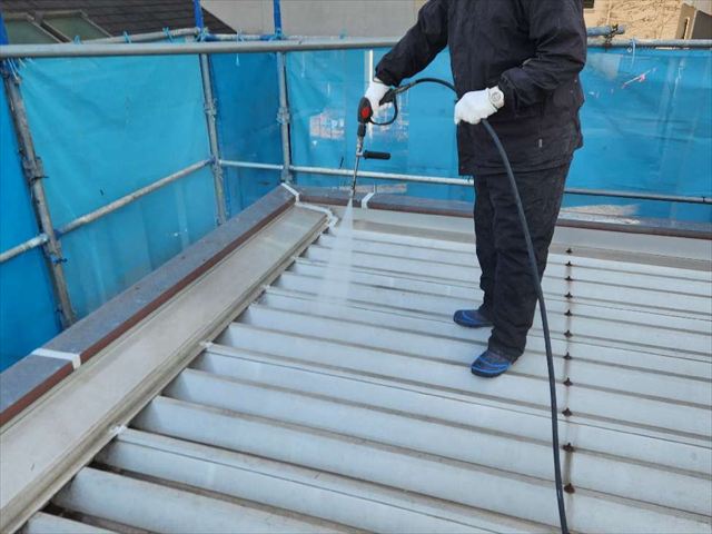 折板屋根を高圧洗浄