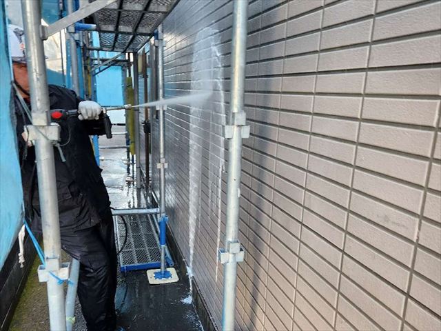 外壁に高圧洗浄作業
