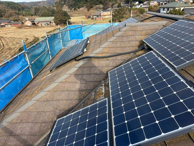 色褪せて苔が発生したスレート屋根