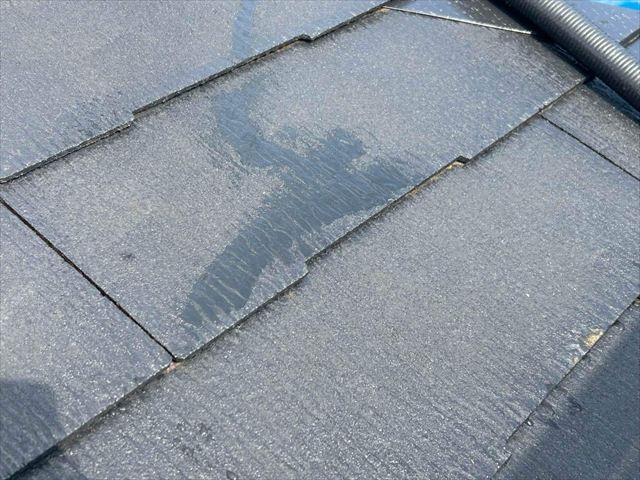スレート屋根材の補修跡