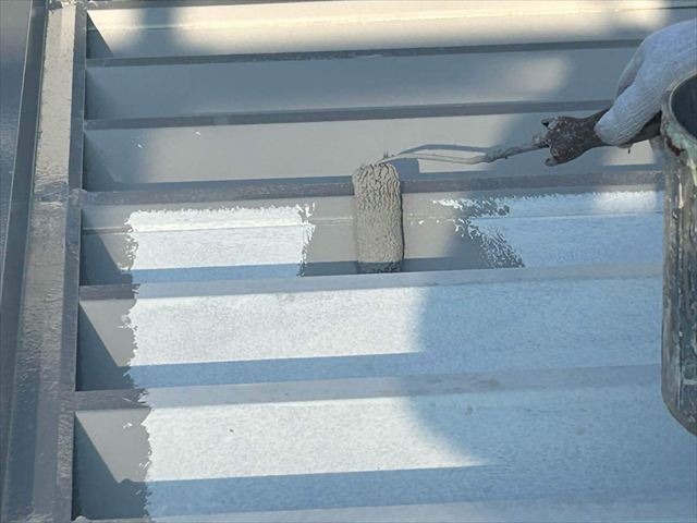 折板屋根に中塗り