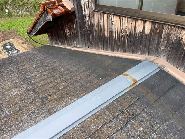 劣化した棟板金