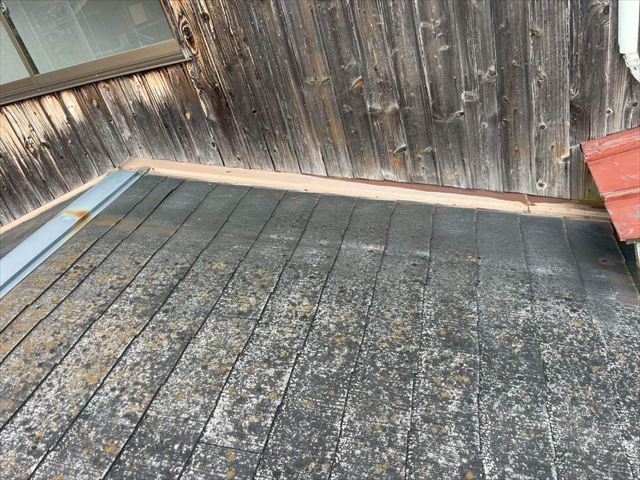 劣化した雨押え板金（取り合い板金）