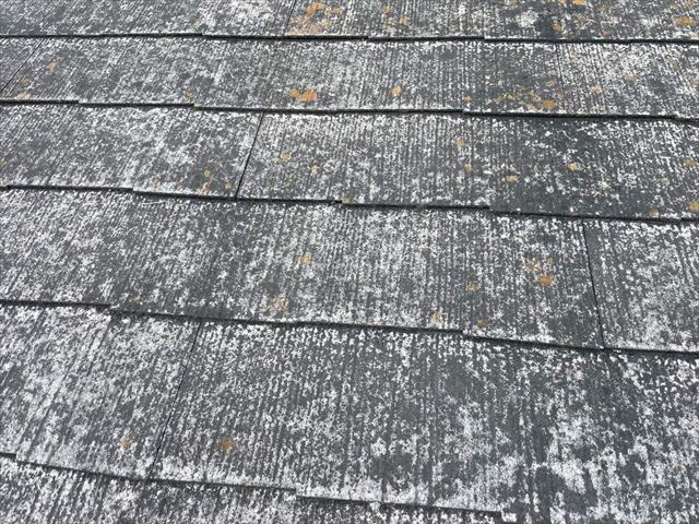 色褪せたスレート屋根材