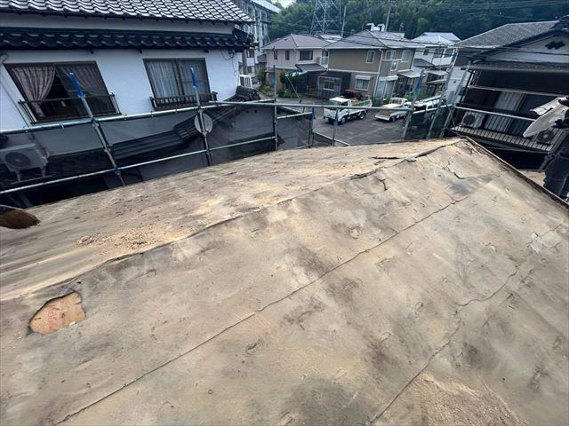 劣化したルーフィング