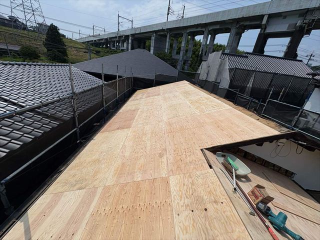 野地板の増し張り作業