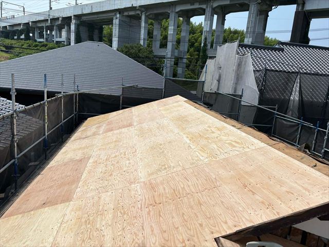 野地板の増し張り作業