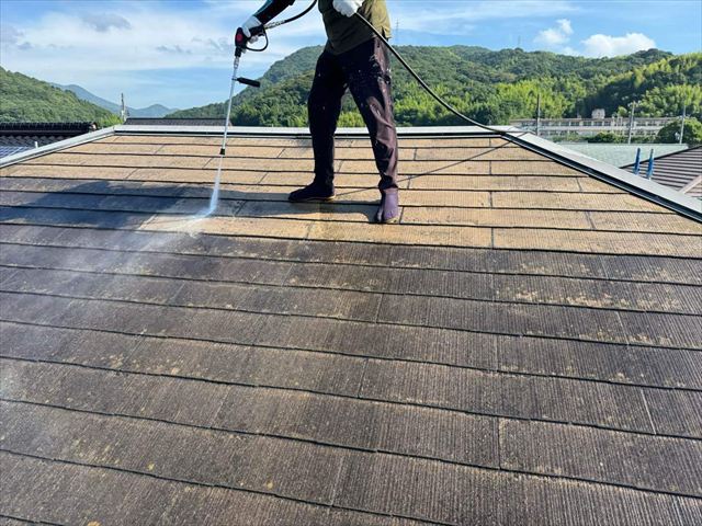 スレート屋根を高圧洗浄