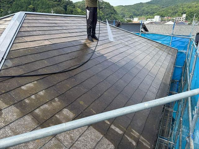 スレート屋根を高圧洗浄