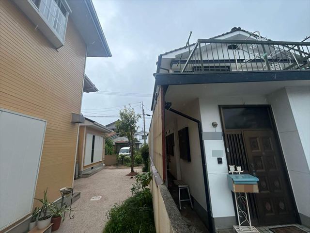 敷地境界線ぎりぎりの雨樋