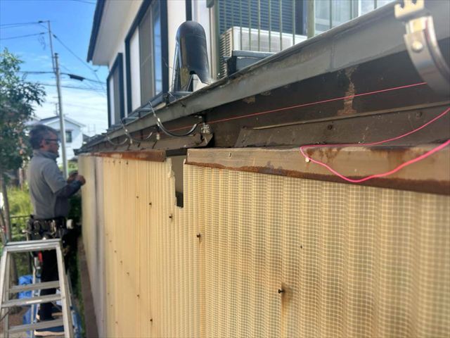 雨樋交換工事で固定金具の取り付け