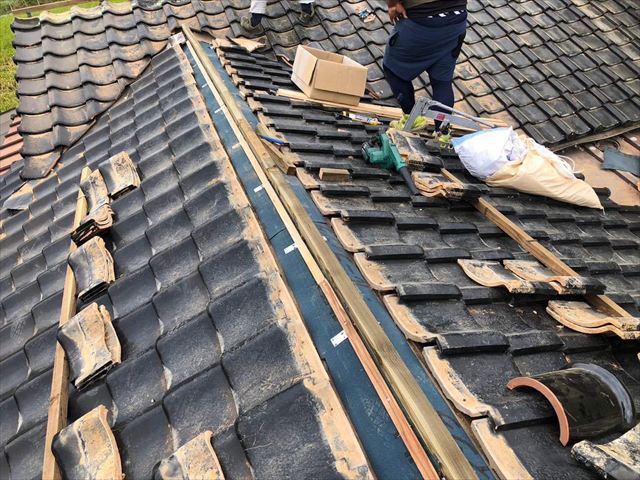 補強金具と垂木で棟の土台