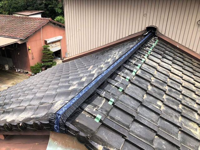 棟瓦の取り直しでハイロールの貼り付け