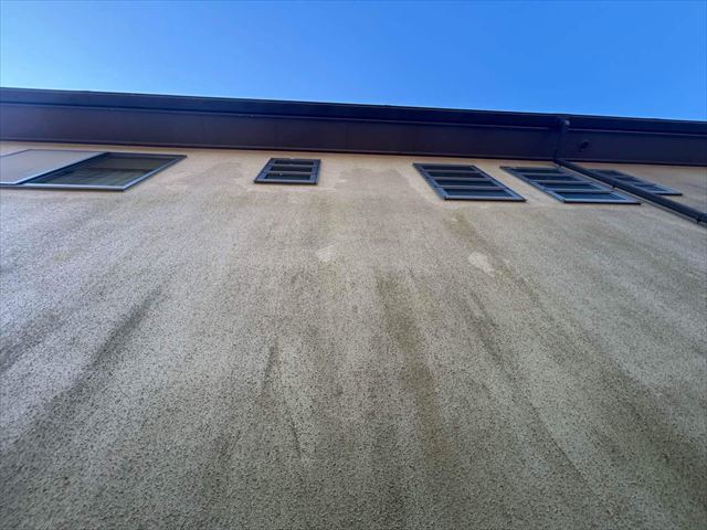 汚れが目立つ外壁