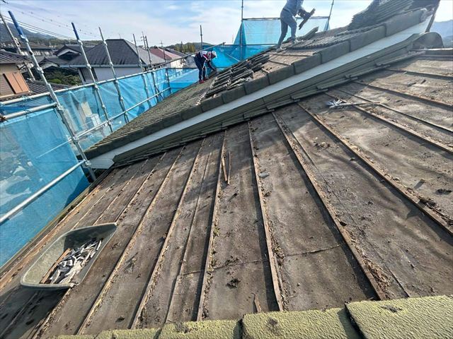 既存の屋根材の撤去