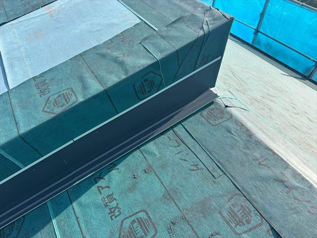 屋根の取り合い部分の捨て板金