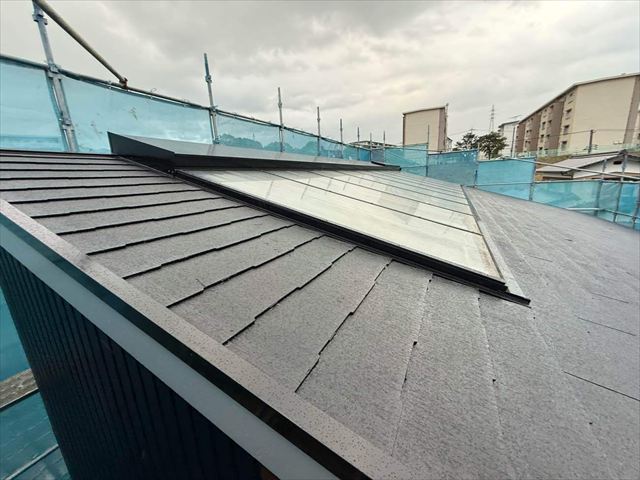 OMソーラーが設置されたスレート屋根の施工後