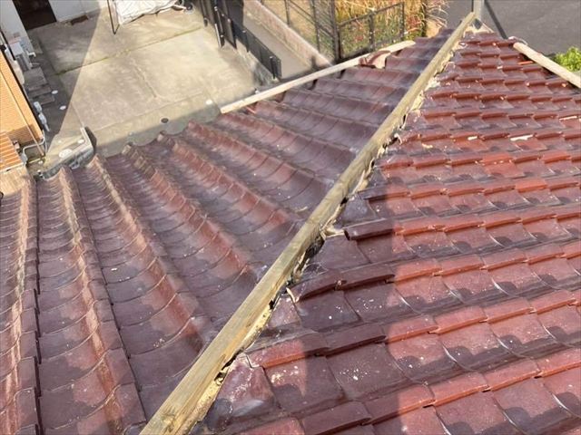 棟瓦の取り直し工事で棟金具と垂木の設置