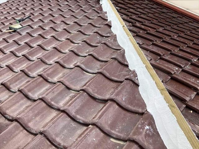 棟瓦の取り直し工事で漆喰の施工