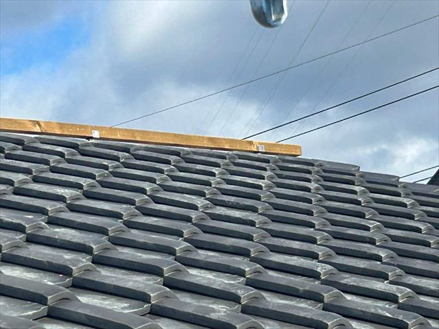 棟金具に芯材を取り付け