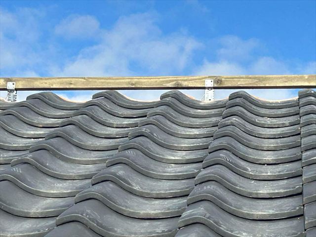 棟金具に芯材を取り付け