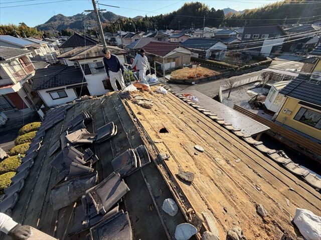 葺き替えで屋根材の撤去