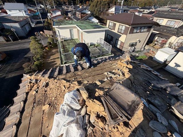葺き替えで屋根材の撤去
