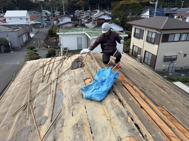 葺き替えで屋根材の撤去
