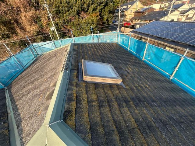 苔の繫殖したスレート屋根