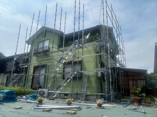 住宅を囲う足場設置