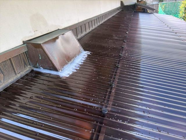 波板修理で取り合い部分をコーキングで防水処理