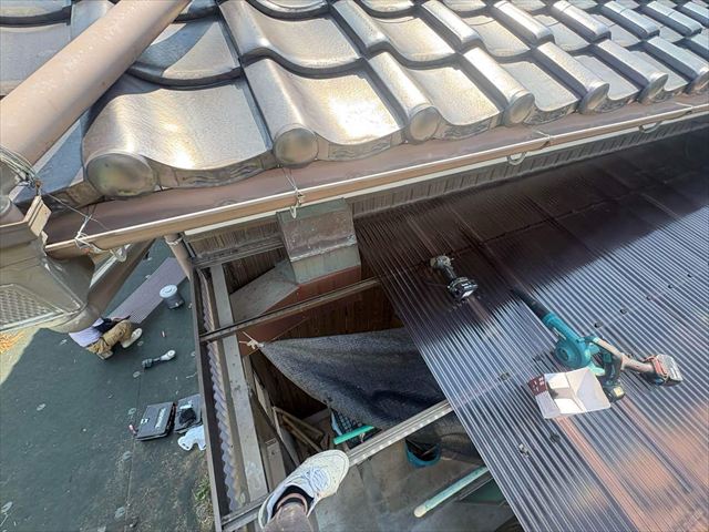 新しい波板を張る様子