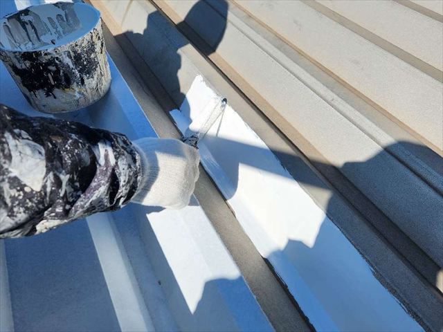 折板屋根に下塗り（錆止め）