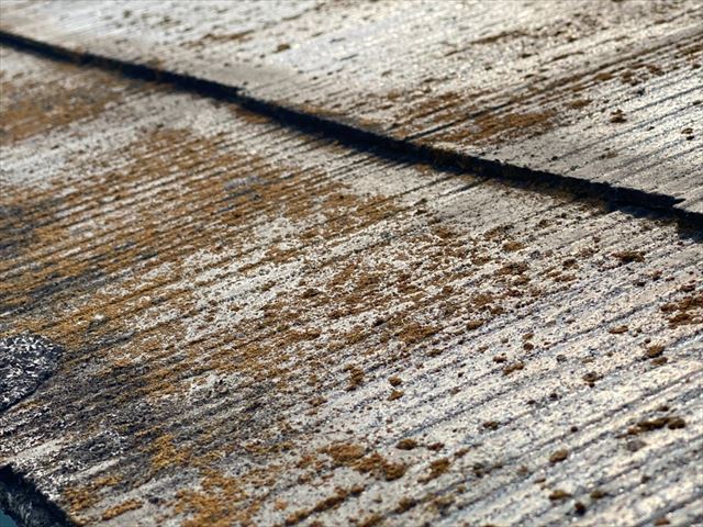 色褪せてカビ・苔が発生したスレート屋根