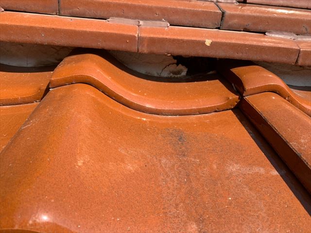 瓦屋根の漆喰の剥がれ