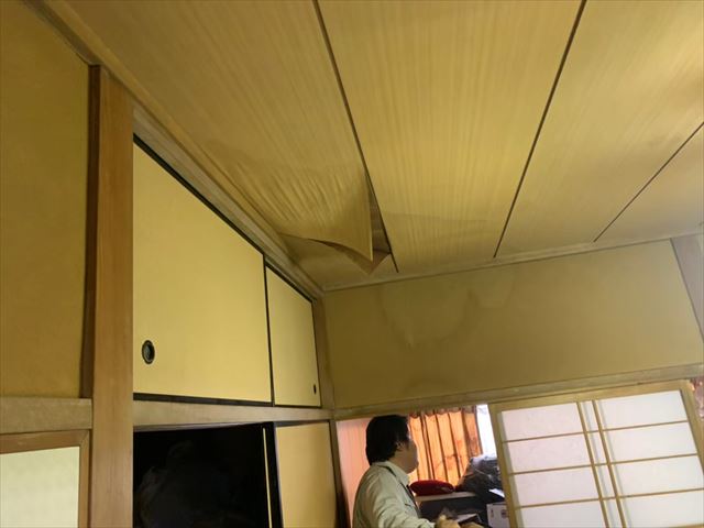 天井のシミ、剥がれ
