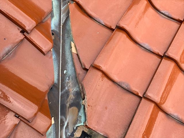 経年劣化で穴の開いた銅板の谷樋