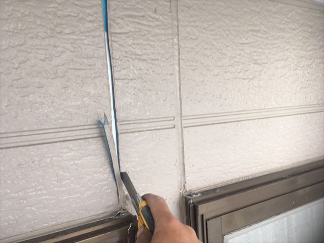 カッターでシーリングを除去