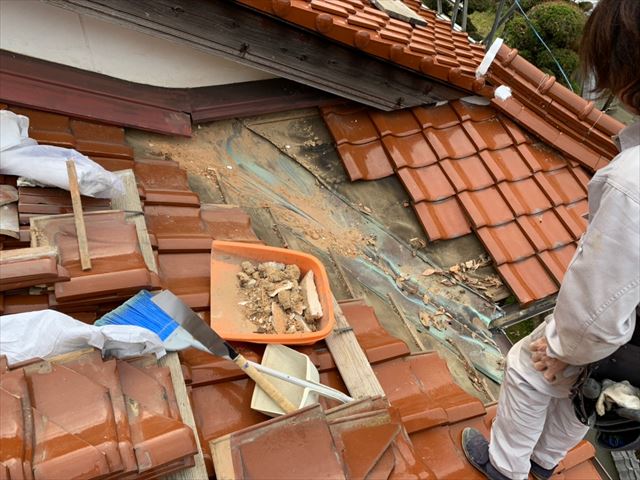 瓦を撤去した後の谷板金