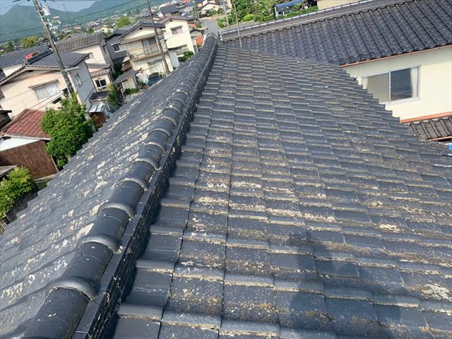 塗膜が剥がれたセメント瓦