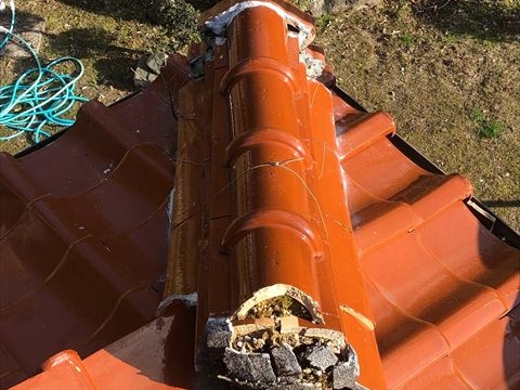 漆喰の崩れた瓦屋根の隅棟