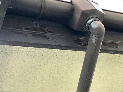 雨樋の色あせと鼻隠しの塗膜剥離